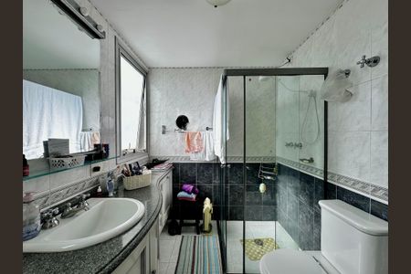 Apartamento para alugar com 210m², 3 quartos e 4 vagas Apartamento para alugar com 210m², 3 quartos e 4 vagasBanheiro da Suíte 1