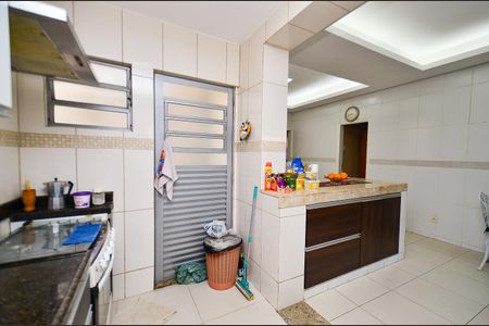 Casa à venda com 400m², 6 quartos e 2 vagas Casa à venda com 400m², 6 quartos e 2 vagasCozinha