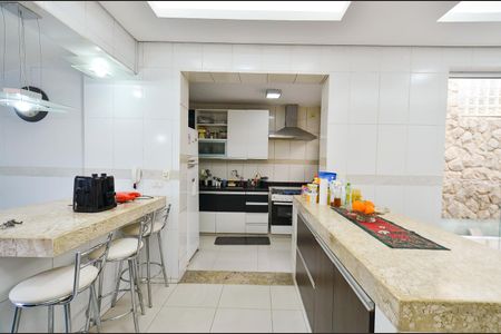Casa à venda com 400m², 6 quartos e 2 vagas Casa à venda com 400m², 6 quartos e 2 vagasCozinha