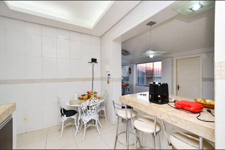 Casa à venda com 400m², 6 quartos e 2 vagas Casa à venda com 400m², 6 quartos e 2 vagasCozinha