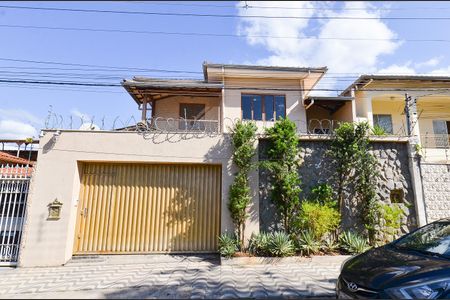 Casa à venda com 400m², 6 quartos e 2 vagas Casa à venda com 400m², 6 quartos e 2 vagasFachada