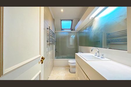 Casa de condomínio à venda com 177m², 3 quartos e 2 vagasBanheiro