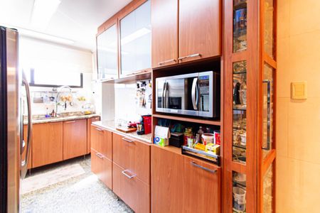 Apartamento à venda com 264m², 4 quartos e 6 vagas Apartamento à venda com 264m², 4 quartos e 6 vagasCozinha