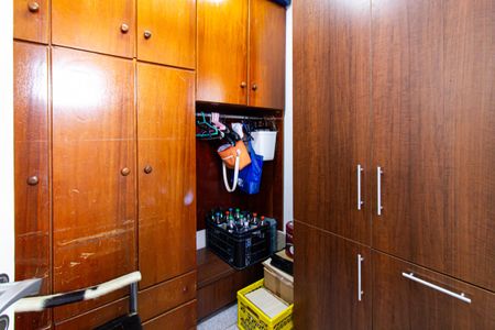 Apartamento à venda com 264m², 4 quartos e 6 vagas Apartamento à venda com 264m², 4 quartos e 6 vagasQuarto de Serviço