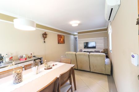 Sala de casa à venda com 3 quartos, 153m² em Vila Nivi, São Paulo