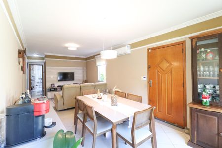 Casa à venda com 153m², 3 quartos e 4 vagas Casa à venda com 153m², 3 quartos e 4 vagasSala