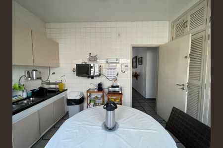 Casa à venda com 244m², 4 quartos e 4 vagas Casa à venda com 244m², 4 quartos e 4 vagasCozinha