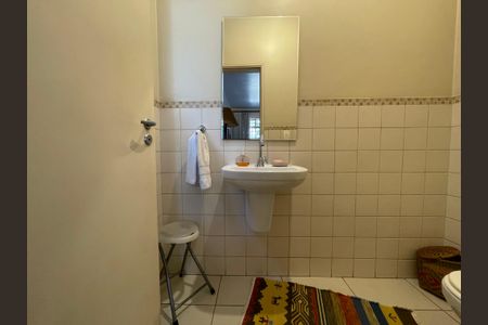 Casa à venda com 244m², 4 quartos e 4 vagas Casa à venda com 244m², 4 quartos e 4 vagasBanheiro 2