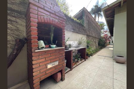 Casa à venda com 244m², 4 quartos e 4 vagas Casa à venda com 244m², 4 quartos e 4 vagasQuintal