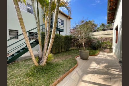 Casa à venda com 244m², 4 quartos e 4 vagas Casa à venda com 244m², 4 quartos e 4 vagasQuintal