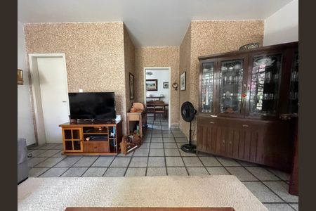 Casa à venda com 244m², 4 quartos e 4 vagas Casa à venda com 244m², 4 quartos e 4 vagasSala