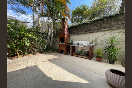 Casa à venda com 244m², 4 quartos e 4 vagas Casa à venda com 244m², 4 quartos e 4 vagasQuintal