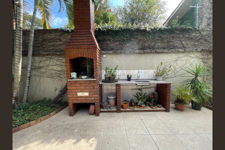 Casa à venda com 244m², 4 quartos e 4 vagas Casa à venda com 244m², 4 quartos e 4 vagasQuintal