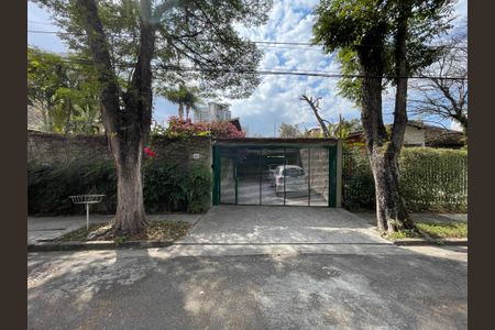 Casa à venda com 244m², 4 quartos e 4 vagas Casa à venda com 244m², 4 quartos e 4 vagasFachada