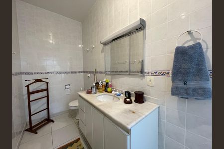 Casa à venda com 244m², 4 quartos e 4 vagas Casa à venda com 244m², 4 quartos e 4 vagasBanheiro 1
