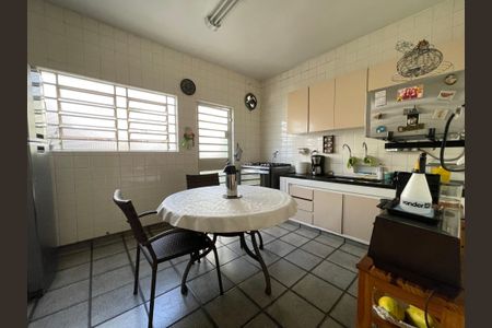 Casa à venda com 244m², 4 quartos e 4 vagas Casa à venda com 244m², 4 quartos e 4 vagasCozinha