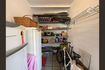 Casa à venda com 244m², 4 quartos e 4 vagas Casa à venda com 244m², 4 quartos e 4 vagasDespensa