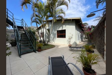 Casa à venda com 244m², 4 quartos e 4 vagas Casa à venda com 244m², 4 quartos e 4 vagasQuintal