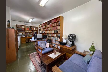 Casa à venda com 244m², 4 quartos e 4 vagas Casa à venda com 244m², 4 quartos e 4 vagasQuarto 6