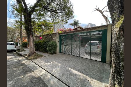 Casa à venda com 244m², 4 quartos e 4 vagas Casa à venda com 244m², 4 quartos e 4 vagasFachada