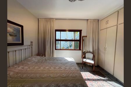 Casa à venda com 244m², 4 quartos e 4 vagas Casa à venda com 244m², 4 quartos e 4 vagasQuarto 3