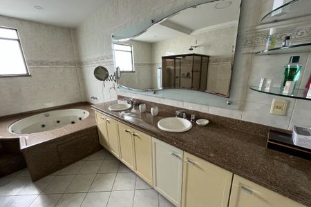 Apartamento à venda com 600m², 4 quartos e 3 vagasBanheiro da Suíte 1