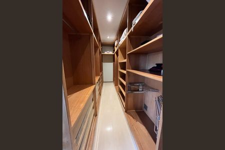 Apartamento à venda com 600m², 4 quartos e 3 vagasCloset Suíte 1