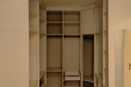 Casa de condomínio à venda com 650m², 6 quartos e 4 vagasCloset da Suíte 3