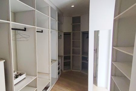 Casa de condomínio para alugar com 650m², 6 quartos e 4 vagas Casa de condomínio para alugar com 650m², 6 quartos e 4 vagasCloset da Suíte 4