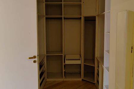 Casa de condomínio à venda com 650m², 6 quartos e 4 vagasCloset da Suíte 3
