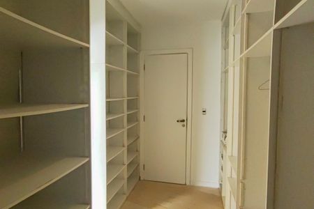 Casa de condomínio à venda com 650m², 6 quartos e 4 vagasCloset da Suíte 4