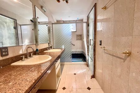 Apartamento à venda com 425m², 4 quartos e 1 vagaBanheiro da Suíte 4