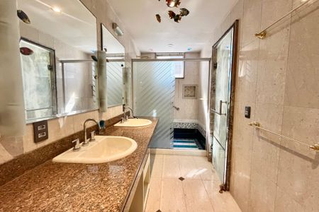 Apartamento à venda com 425m², 4 quartos e 1 vagaBanheiro da Suíte 4