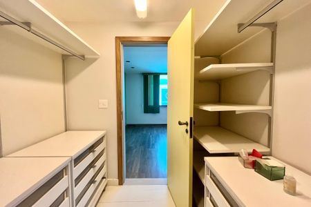 Apartamento à venda com 425m², 4 quartos e 1 vagaCloset Suíte 3