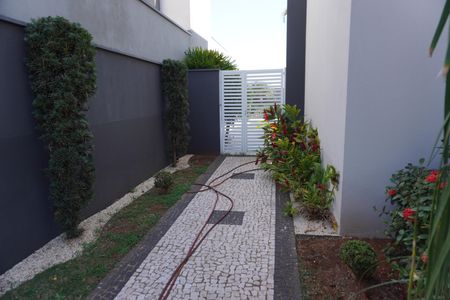Casa de condomínio para alugar com 330m², 4 quartos e 4 vagasFachada