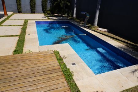 Casa de condomínio para alugar com 330m², 4 quartos e 4 vagasPiscina