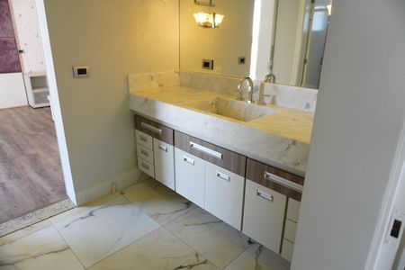 Casa de condomínio para alugar com 330m², 4 quartos e 4 vagasBanheiro Semi Suíte 1 e 2