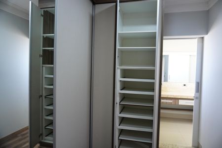 Casa de condomínio para alugar com 330m², 4 quartos e 4 vagasCloset da suíte 