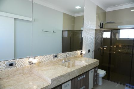 Casa de condomínio para alugar com 330m², 4 quartos e 4 vagasBanheiro da Suíte 