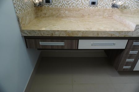 Casa de condomínio para alugar com 330m², 4 quartos e 4 vagasBanheiro da Suíte 