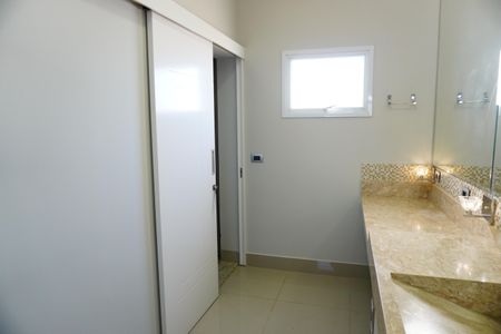 Casa de condomínio para alugar com 330m², 4 quartos e 4 vagasBanheiro da Suíte 