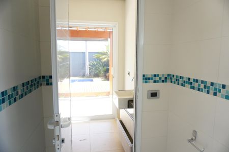 Casa de condomínio para alugar com 330m², 4 quartos e 4 vagasBanheiro da área Gourmet