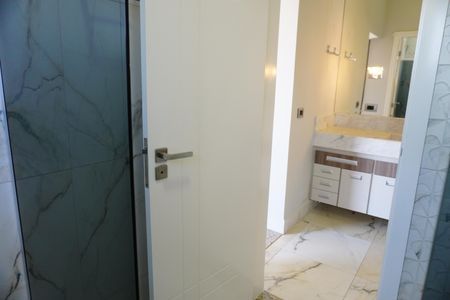 Casa de condomínio para alugar com 330m², 4 quartos e 4 vagasBanheiro Semi Suíte 1 e 2