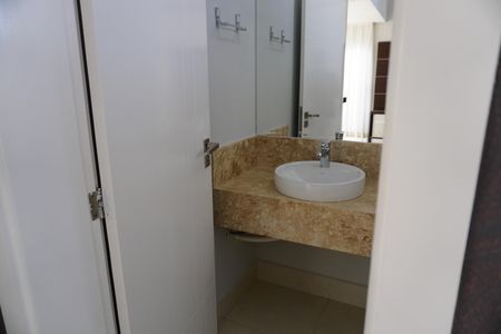 Casa de condomínio para alugar com 330m², 4 quartos e 4 vagasLavabo da Sala