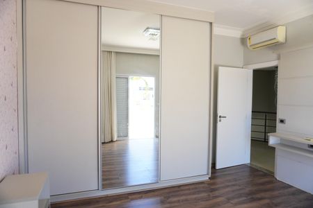 Casa de condomínio para alugar com 330m², 4 quartos e 4 vagasSemi Suíte 2