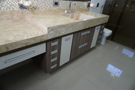 Casa de condomínio para alugar com 330m², 4 quartos e 4 vagasBanheiro da Suíte 