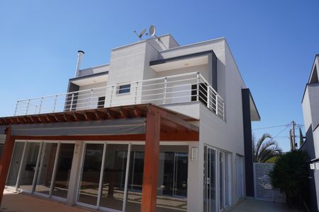 Casa de condomínio para alugar com 330m², 4 quartos e 4 vagasQuintal