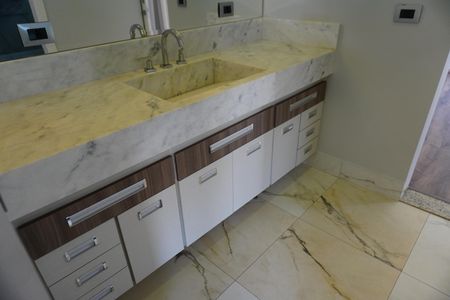 Casa de condomínio para alugar com 330m², 4 quartos e 4 vagasBanheiro Semi Suíte 1 e 2