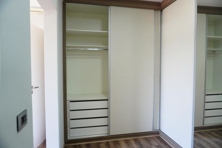 Casa de condomínio para alugar com 330m², 4 quartos e 4 vagasCloset da suíte 