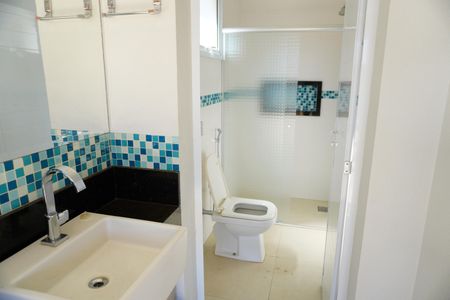 Casa de condomínio para alugar com 330m², 4 quartos e 4 vagasBanheiro da área Gourmet